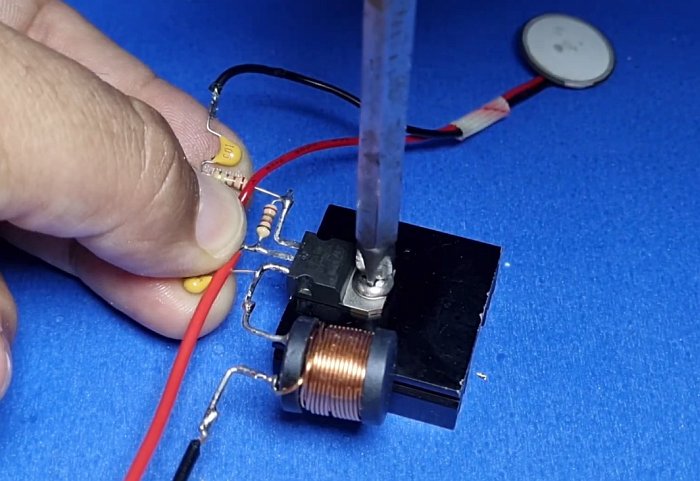 Ultrasonic humidifier on a one transistor