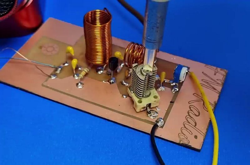 FM radio on a single transistor